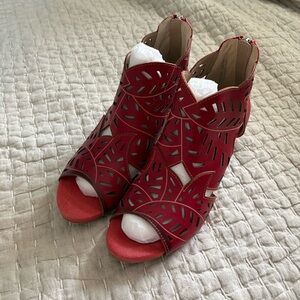 NWOB L'Artiste by Spring Step Women's Icon Leather Cut-out Heeled Sandal size 41